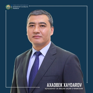 Chiroyli yalangoch qoramagizlar uni ish joyida berishadi