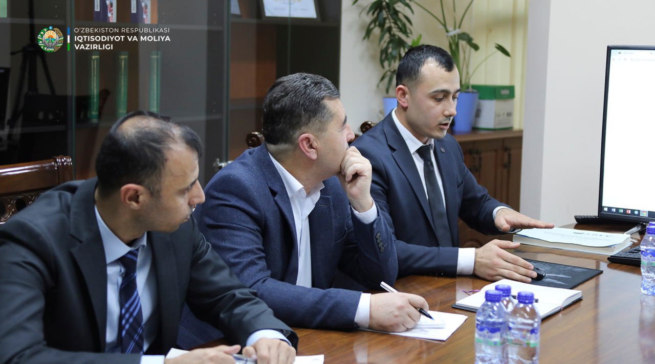 Porno mushuk keldi va yaladi