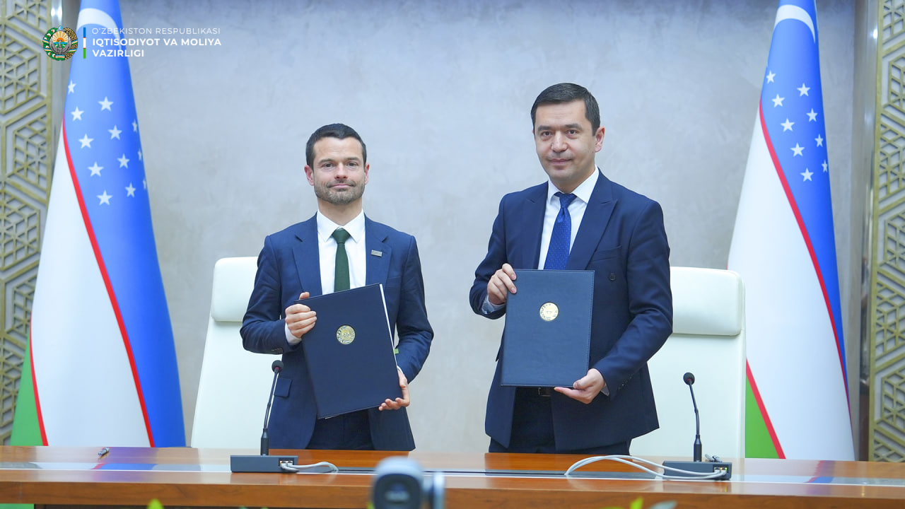 Yalangoch qizlarning qurolli erotik fotosuratlari